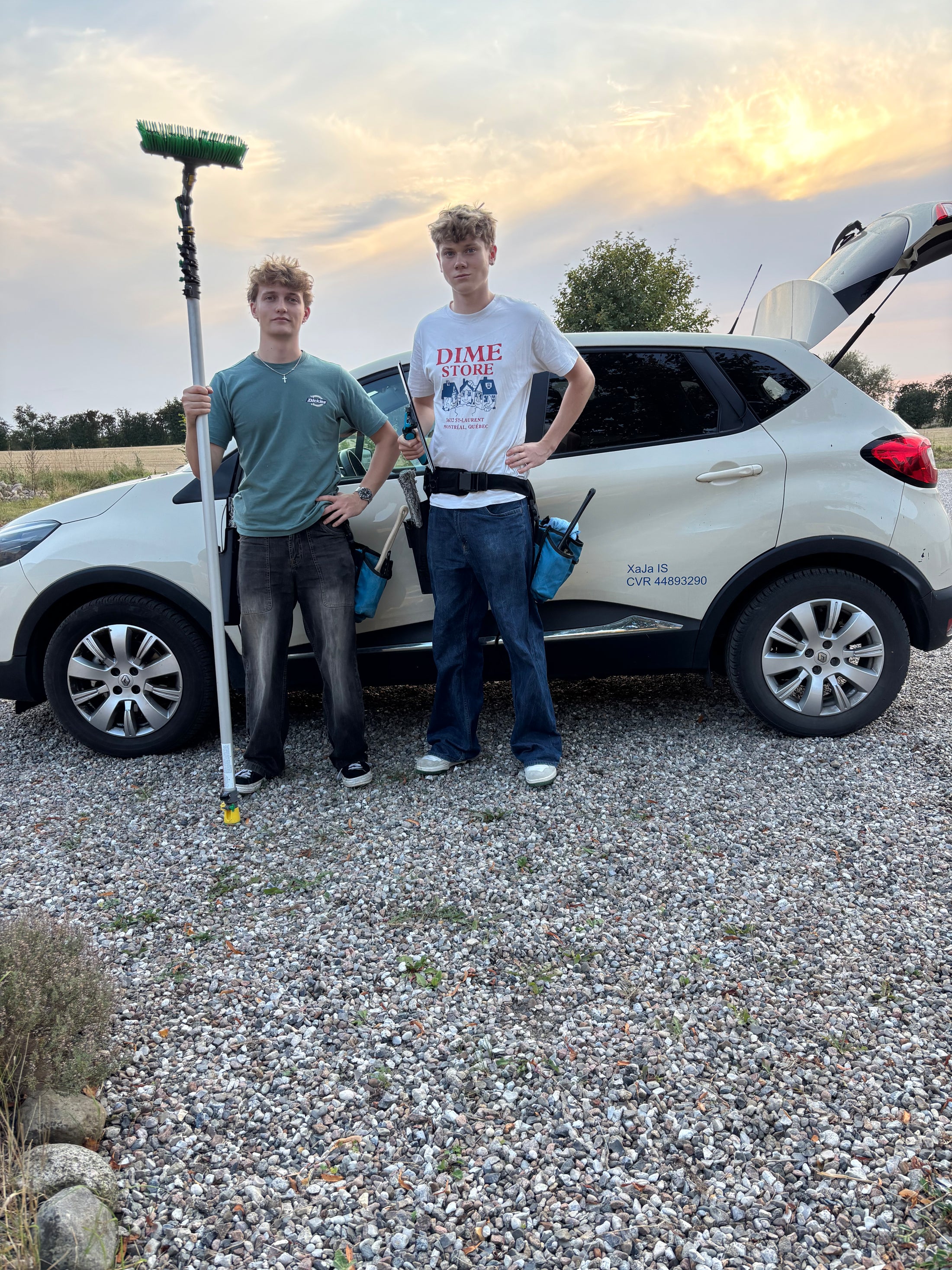 Xander og Jakob fra XaJa Vinduespudsning foran firmabilen